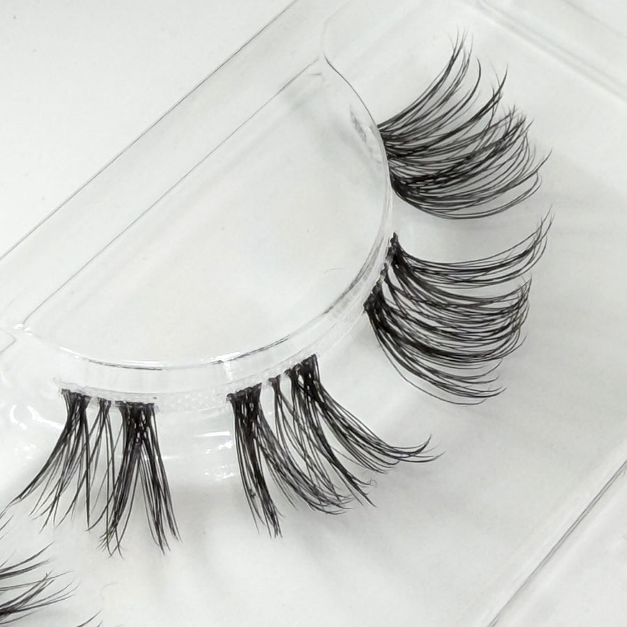 Wonderwoman DIY Wimpern Nahaufnahme — Fasern und Band im Detail