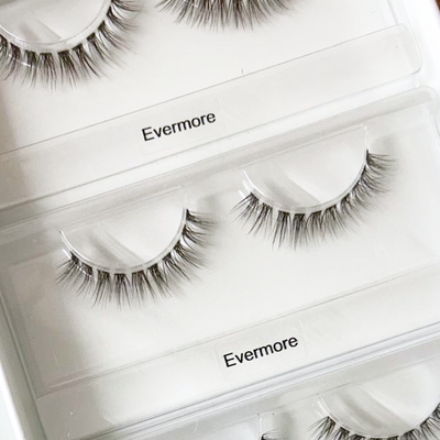 Evermore Braun 10 mm – Nahaufnahme der Wimpernsegmente in der geöffneten Box.