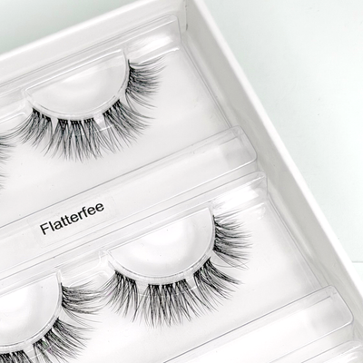 Flatterfee (Dolleye) 12-14mm CC-Curl – Nahaufnahme der Wimpern in der geöffneten Box