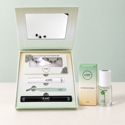 Glashes gefüllte Travelbox mit Wimpern, Remover, Pinzette und Kleber-Sealer sowie Super Bonder
