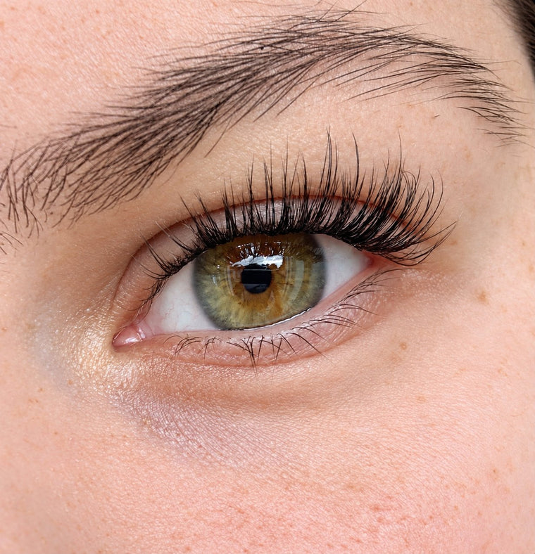 Whispy Lover DIY-Wimpern von GLASHES am Auge getragen