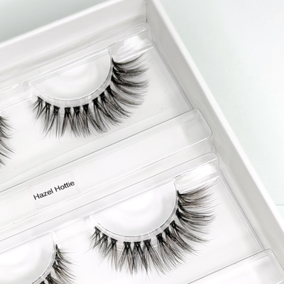 Hazel Hottie (Cateye) 9-14mm CC-Curl – Nahaufnahme der Wimpern in der geöffneten Box
