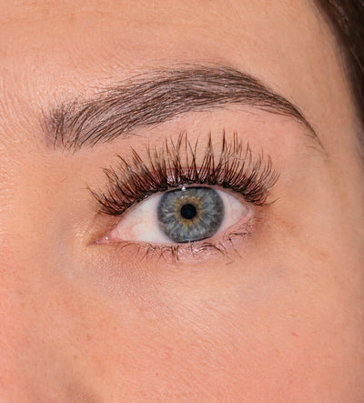 Leggy Lashes von Glashes – Nahaufnahme der getragenen Wimpern am Auge