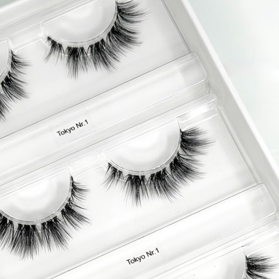 Tokyo Nr.1 – The Hybrid Lash (10–12 mm, 14-mm-Spikes) – Nahaufnahme der Wimpern in der geöffneten Box