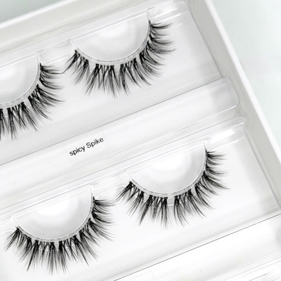 Spicy Spike (Dolleye Look) 12-14mm C-Curl – Nahaufnahme der Wimpern in der geöffneten Box