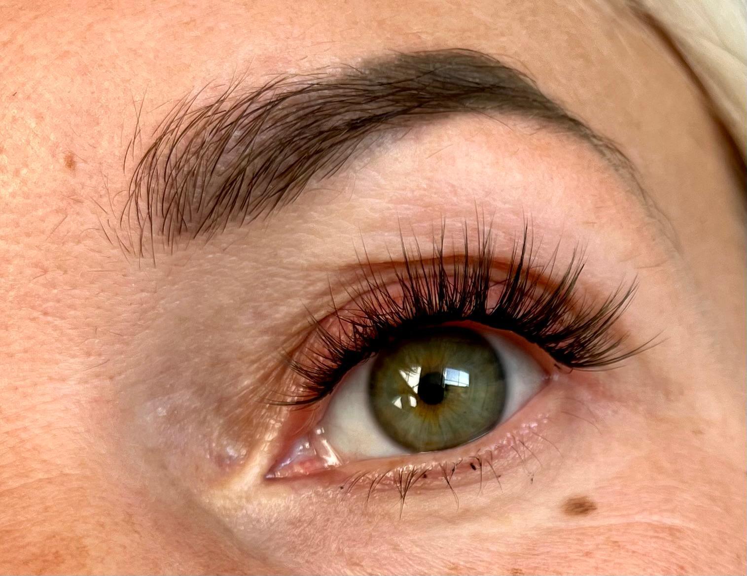 Ein umfassender Leitfaden zu den verschiedenen Stilen und Längen von Wimpernverlängerungen - Glashes