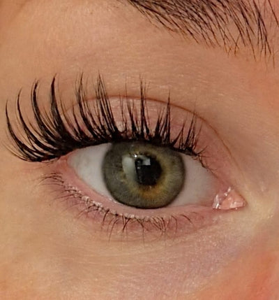 Whispy Cat Wimpern am Auge – Nahaufnahme des getragenen Cateye-Looks