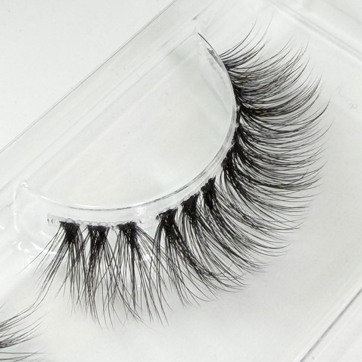 Angelic Eyes DIY Wimpern Nahaufnahme — Fasern und Band im Detail