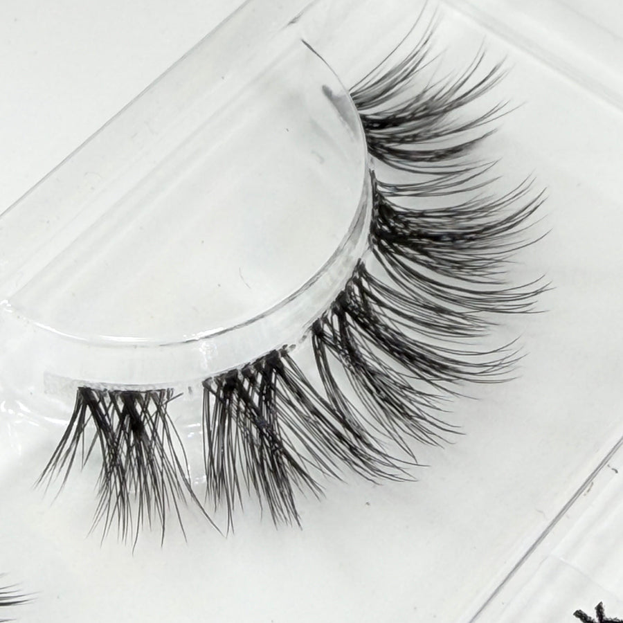 Black Peacock DIY Wimpern Nahaufnahme — Fasern und Band im Detail