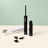 Glashes schwarzer Wimpernkleber und transparenter Sealer mit Verpackung