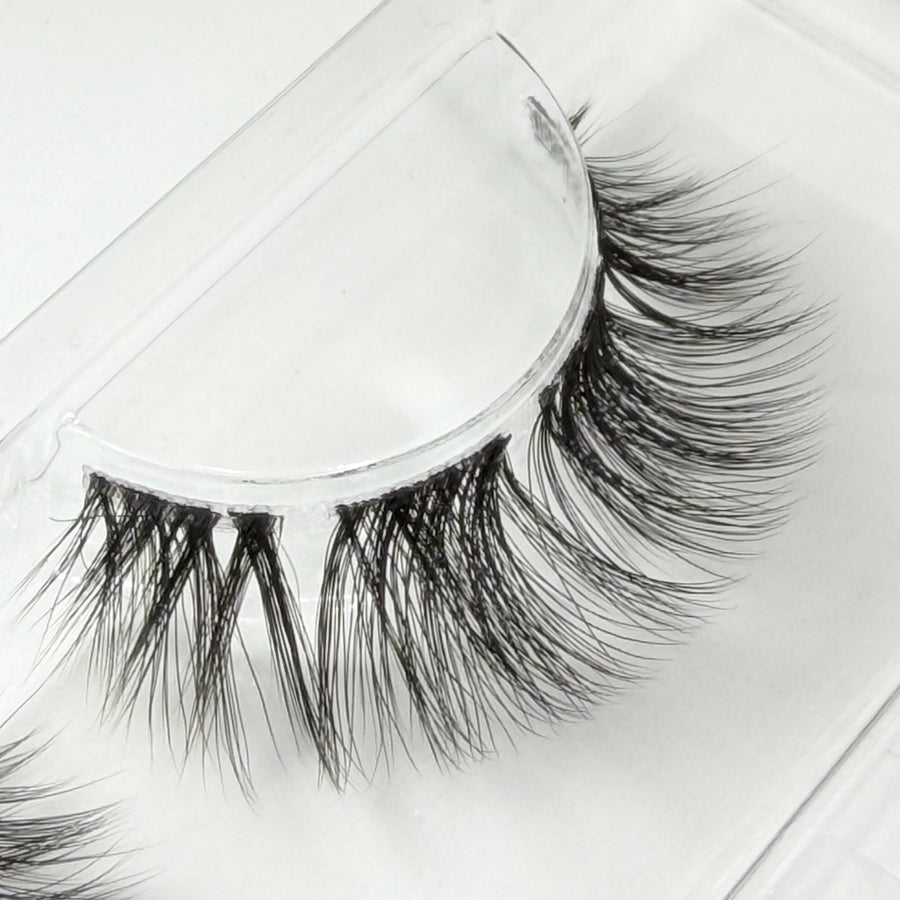 Fluff & Fabulous DIY Wimpern Nahaufnahme — Fasern und Band im Detail