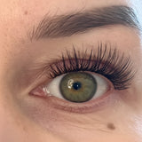 Hawaiian Surfergirl DIY Wimpern am Auge — natürlicher Look