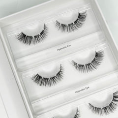 Geöffnete GLASHES Wimpernbox mit Cluster-Wimpern