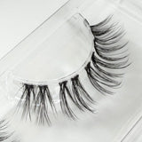 Kitty Kaboom DIY Wimpern Nahaufnahme — Fasern und Band im Detail