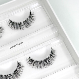 Sweet Flutter – Doll Eye 12 mm D- Curl – Nahaufnahme der Wimpern in der geöffneten Box