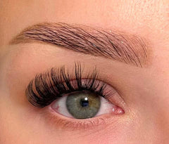 Angelic Eyes DIY-Wimpern von GLASHES am Auge getragen