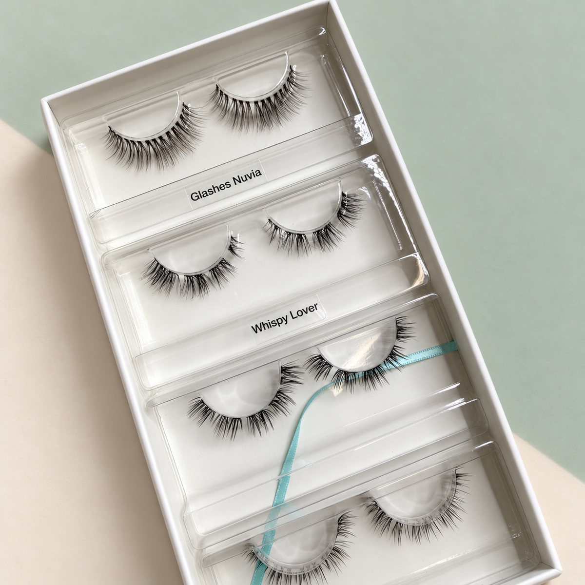 Offene Glashes All Day Box mit vier Wimpernpaaren: Nuvia Braun, Whispy Lover, Leggy Lashes und Evermore 10 mm