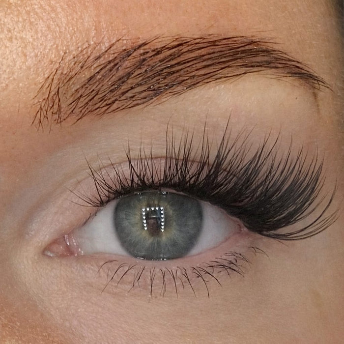 Angel Bloom DIY-Wimpern von Glashes – Tragebild am Auge