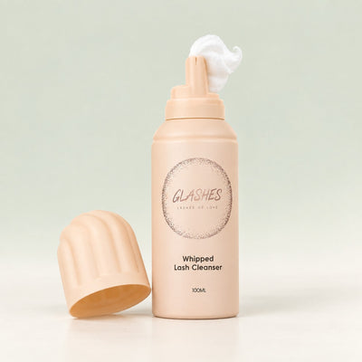 Glashes Whipped Lash Cleanser 100 ml mit cremigem Reinigungsschaum vor hellem Salbeigrün