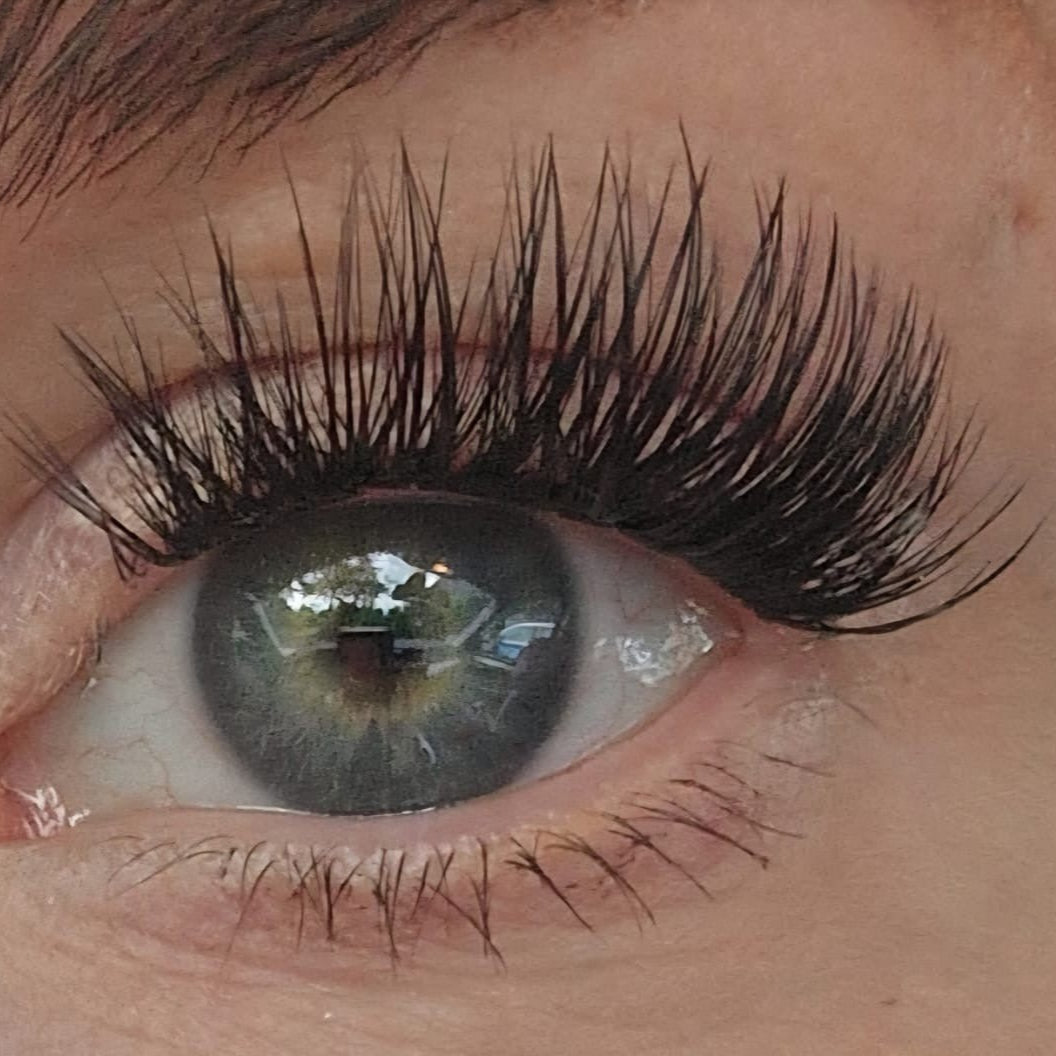 Flatterfee DIY-Wimpern von Glashes – Tragebild am Auge