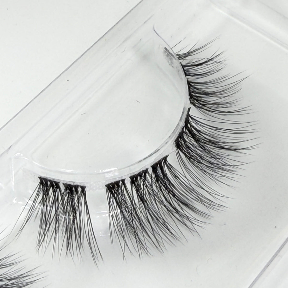 Flatterfee DIY-Wimpern von Glashes – Nahaufnahme der Wimpernfasern und des Bandes