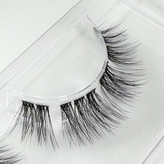 Flatterfee DIY-Wimpern von Glashes – Nahaufnahme der Wimpernfasern und des Bandes