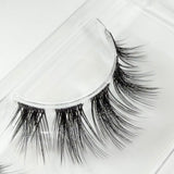 Glashes Holy Lash DIY-Wimpern von Glashes – Nahaufnahme der Wimpernfasern und des Bandes