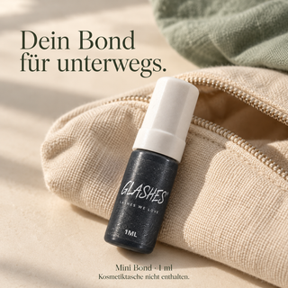 Glashes Mini Bond 1 ml an einer beigen Kosmetiktasche als Reisebegleiter