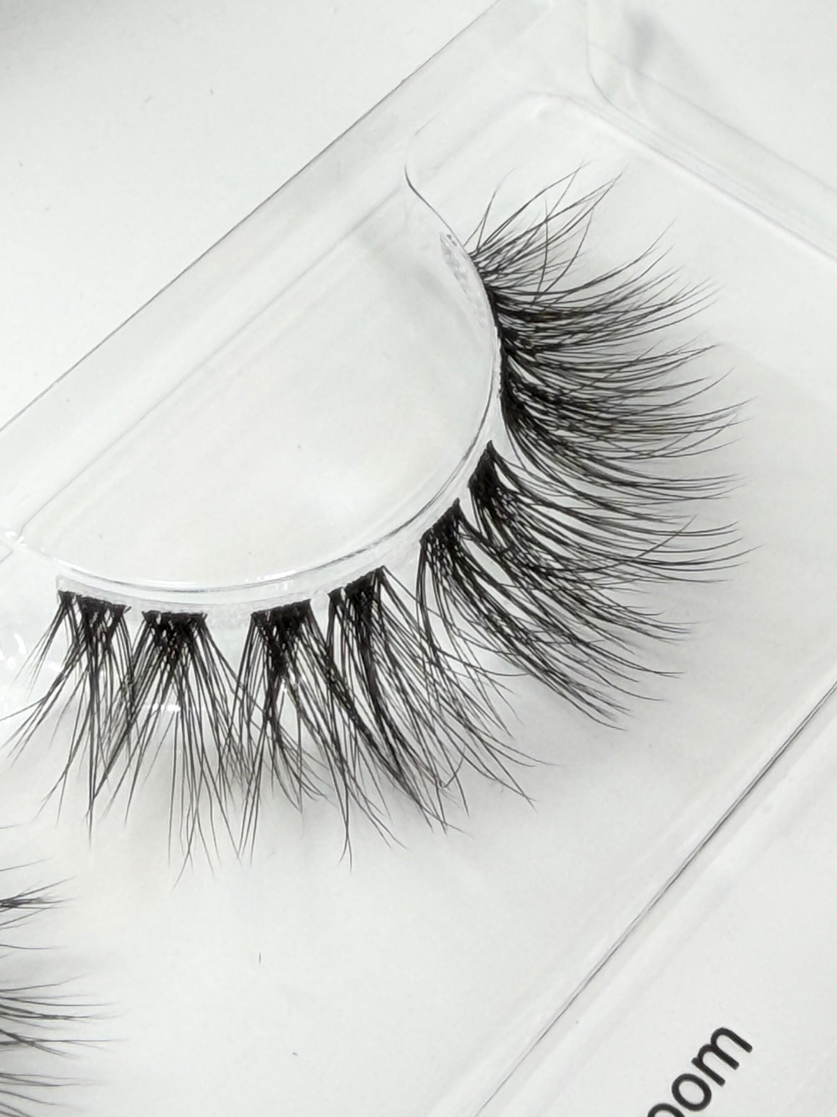 Silky Bloom DIY-Wimpern von Glashes – Nahaufnahme der Wimpernfasern und des Bandes