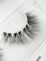 Silky Bloom DIY-Wimpern von Glashes – Nahaufnahme der Wimpernfasern und des Bandes