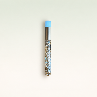 Glashes Wimpernpinsel mit Glitzergriff und blauem Pinselkopf