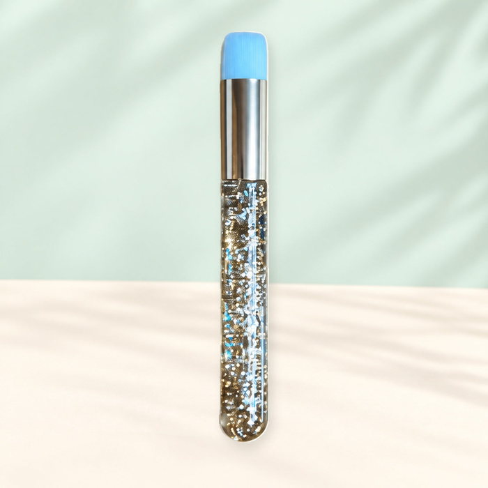 Glashes Wimpernpinsel mit glitzerndem Griff und blauen Borsten