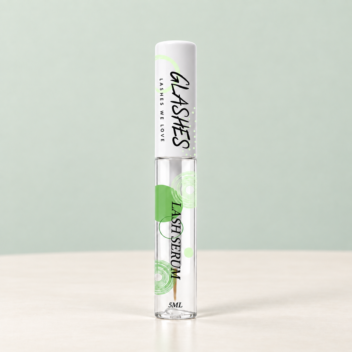 Glashes Lash Serum in transparenter Flasche mit weißem Verschluss