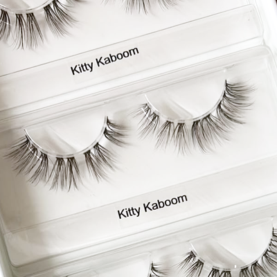 Kitty Kaboom Braun – Nahaufnahme der Wimpernsegmente in der geöffneten Box.