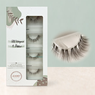 Kitty Kaboom Braun – stehende Glashes 4er-Box mit Detailaufnahme der braunen Wimpern.